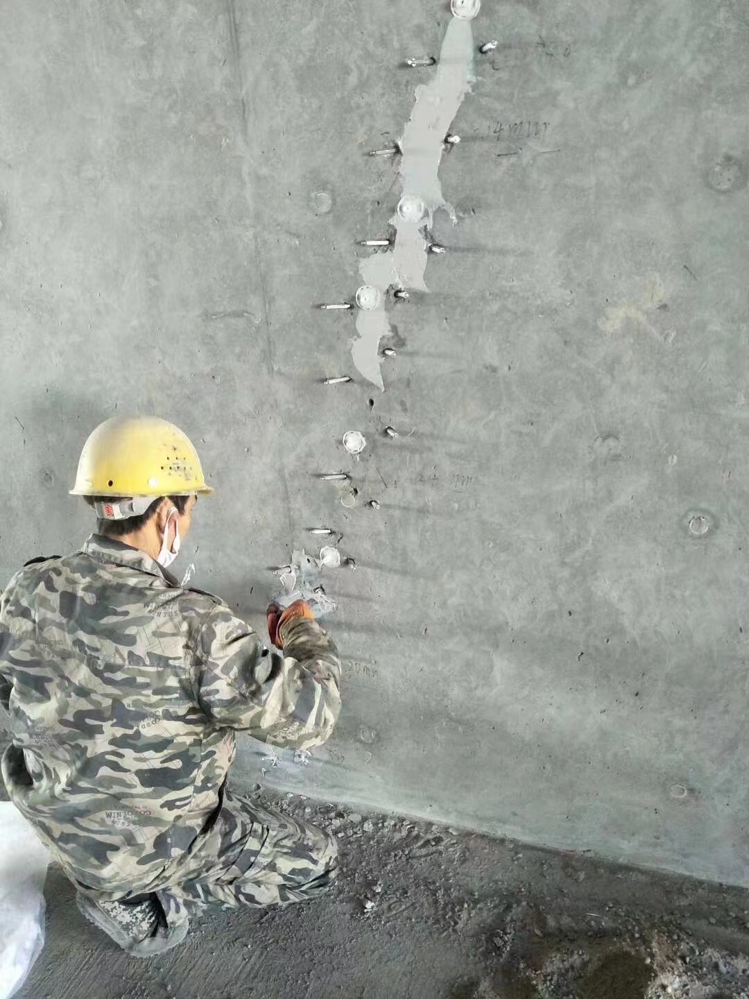矿区混凝土楼板裂缝加固施工的方案